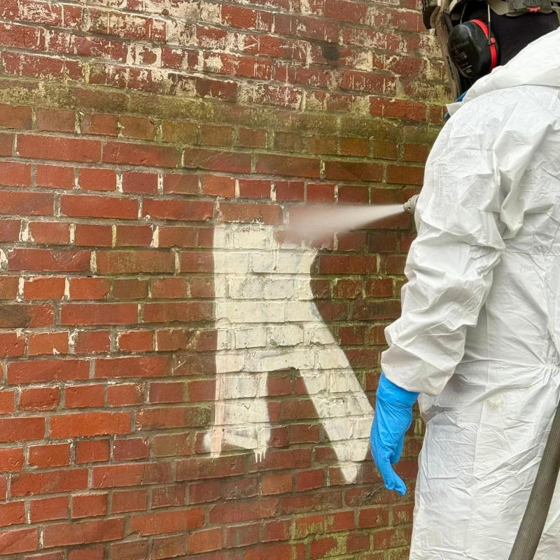 Graffiti entfernen vom Profi. Schonende Reinigung für Naturstein, Beton, Klinker, Glas und Metall
