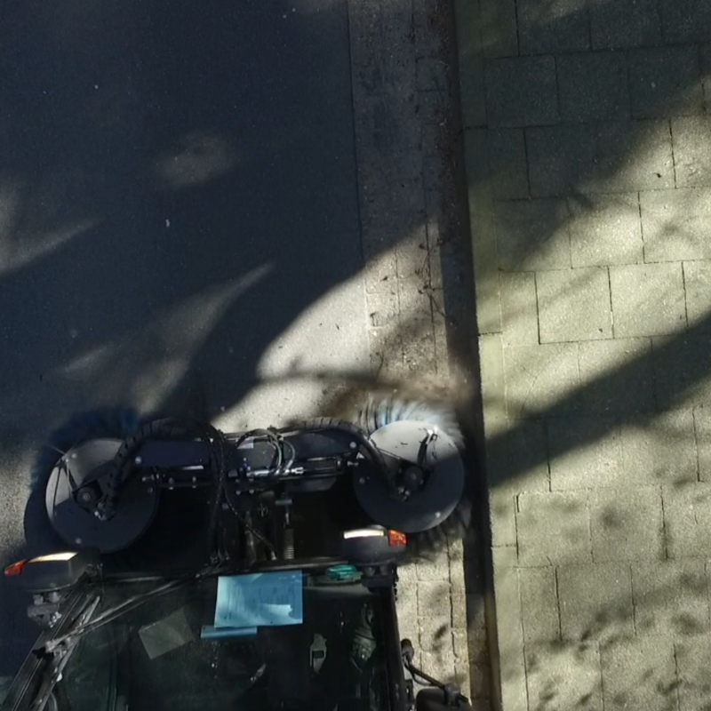 Straßenreinigung mit moderner Kehrmaschine.
